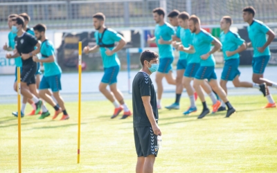 Hidalgo, amb els jugadors de fons en un entrenament a Sant Oleguer | Roger Benet